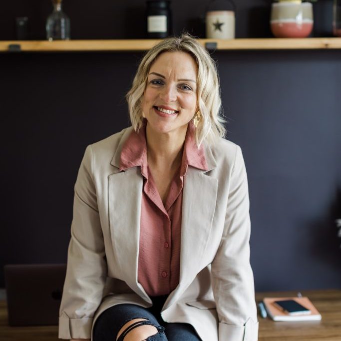 Emma_Jackson_Photography_4X2A6009 how to work with a virtual assistant