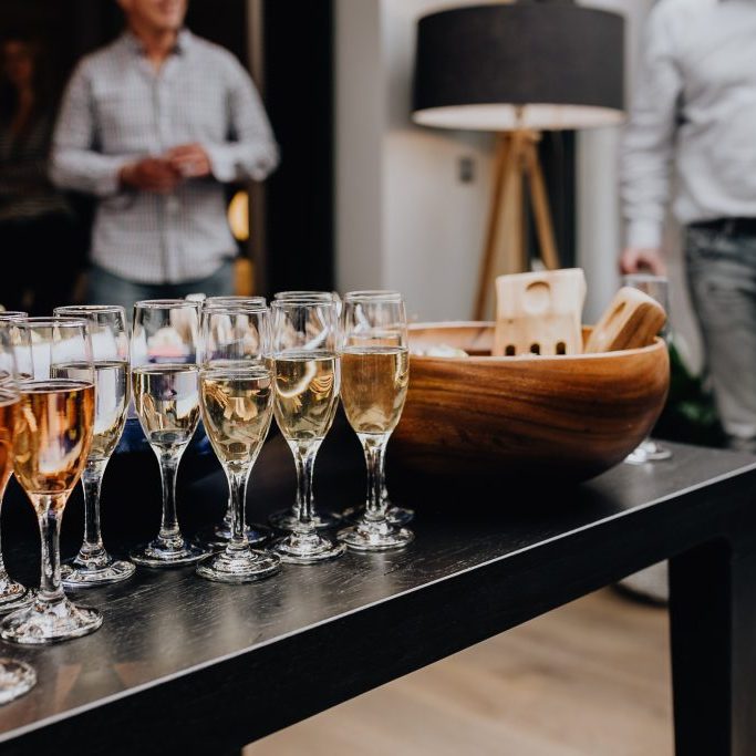 kaboompics_Glasses with white wine and champagne Event Management. Glasses full of wine and champagne